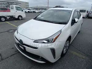 Toyota Prius L 2021 Pearl