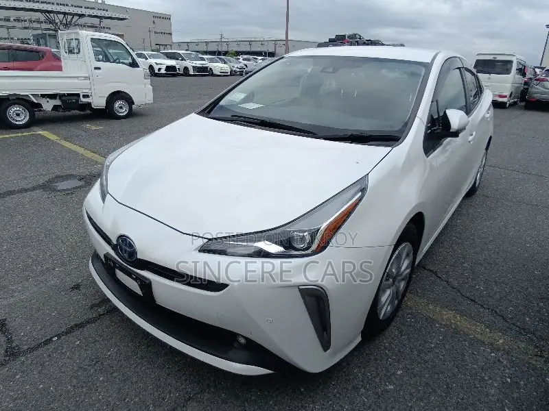 Toyota Prius L 2021 Pearl