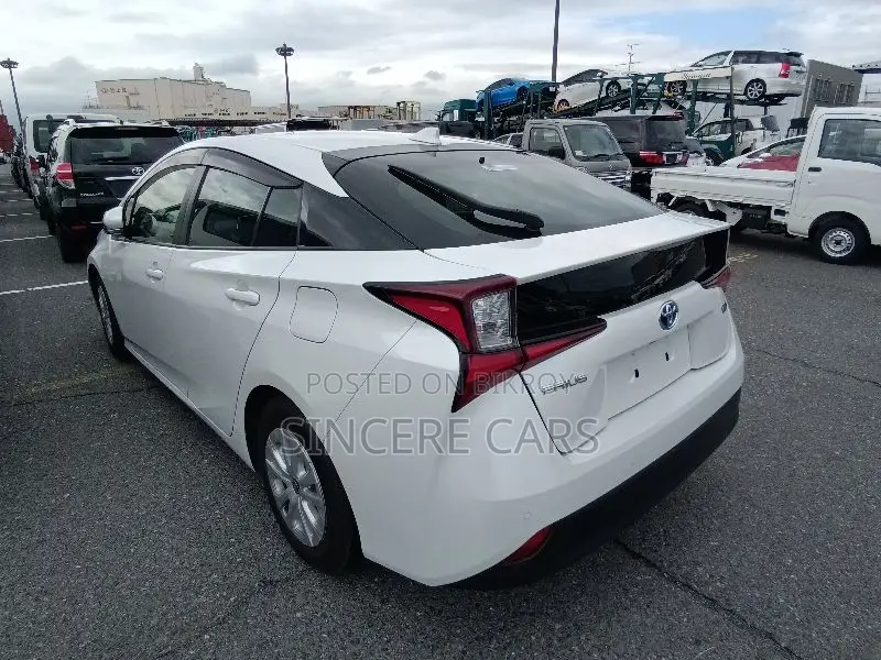 Toyota Prius L 2021 Pearl