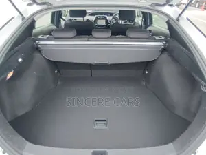 Toyota Prius L 2021 Pearl