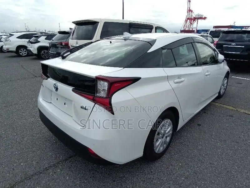 Toyota Prius L 2021 Pearl