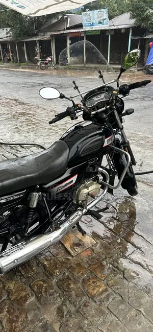 TVS Radeon ২০২৩ কালো