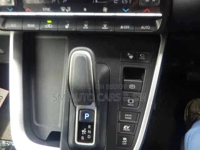 টয়োটা নোয়াহ ২০২৩ পার্ল