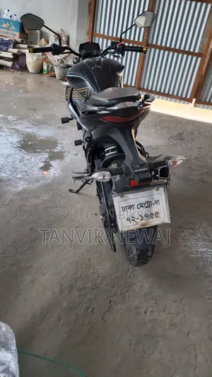 সুজুকি জিক্সার ২৫০ ২০২৬ কালো