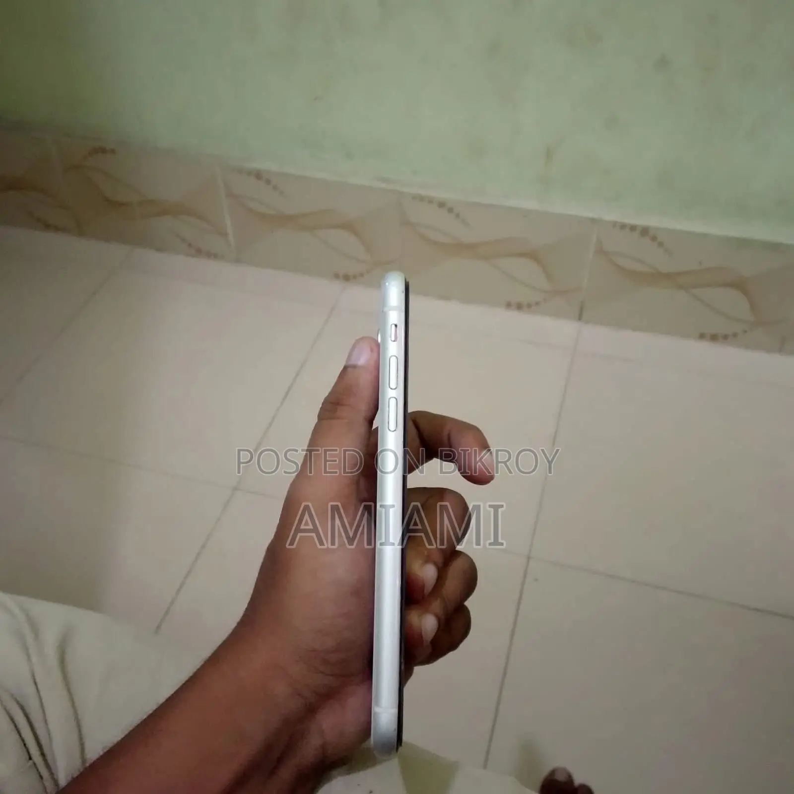 নতুন অ্যাপল আইফোন এক্সআর ৬৪ জিবি হোয়াইট