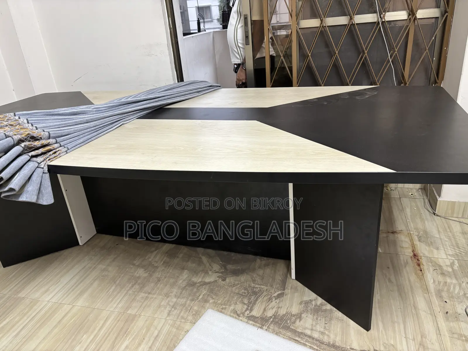 অফিস মিটিং টেবিল