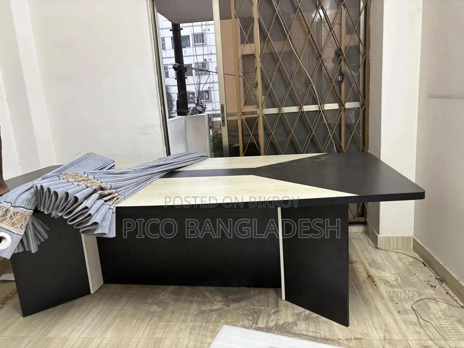 অফিস মিটিং টেবিল