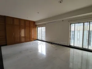 Nice 2200 SFT Office Rent Gulshan-2