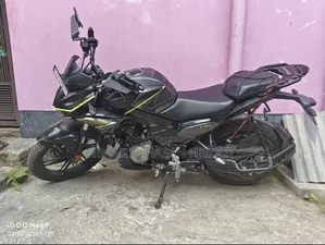 হিরো এক্সট্রিম ১২৫আর ২০২৫ কালো