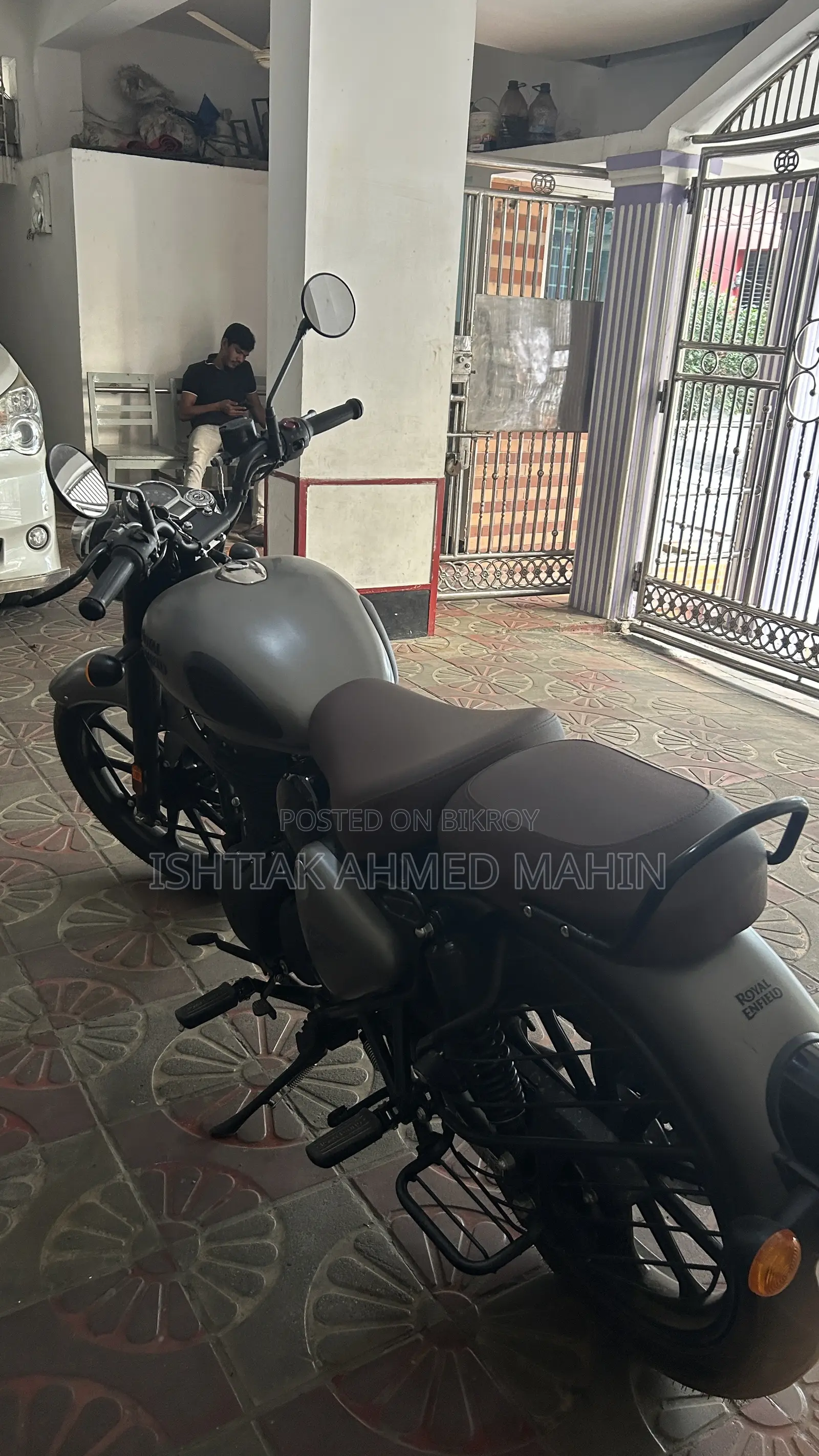 রয়্যাল এনফিল্ড ক্লাসিক ৩৫০ ২০২৫ গ্রে