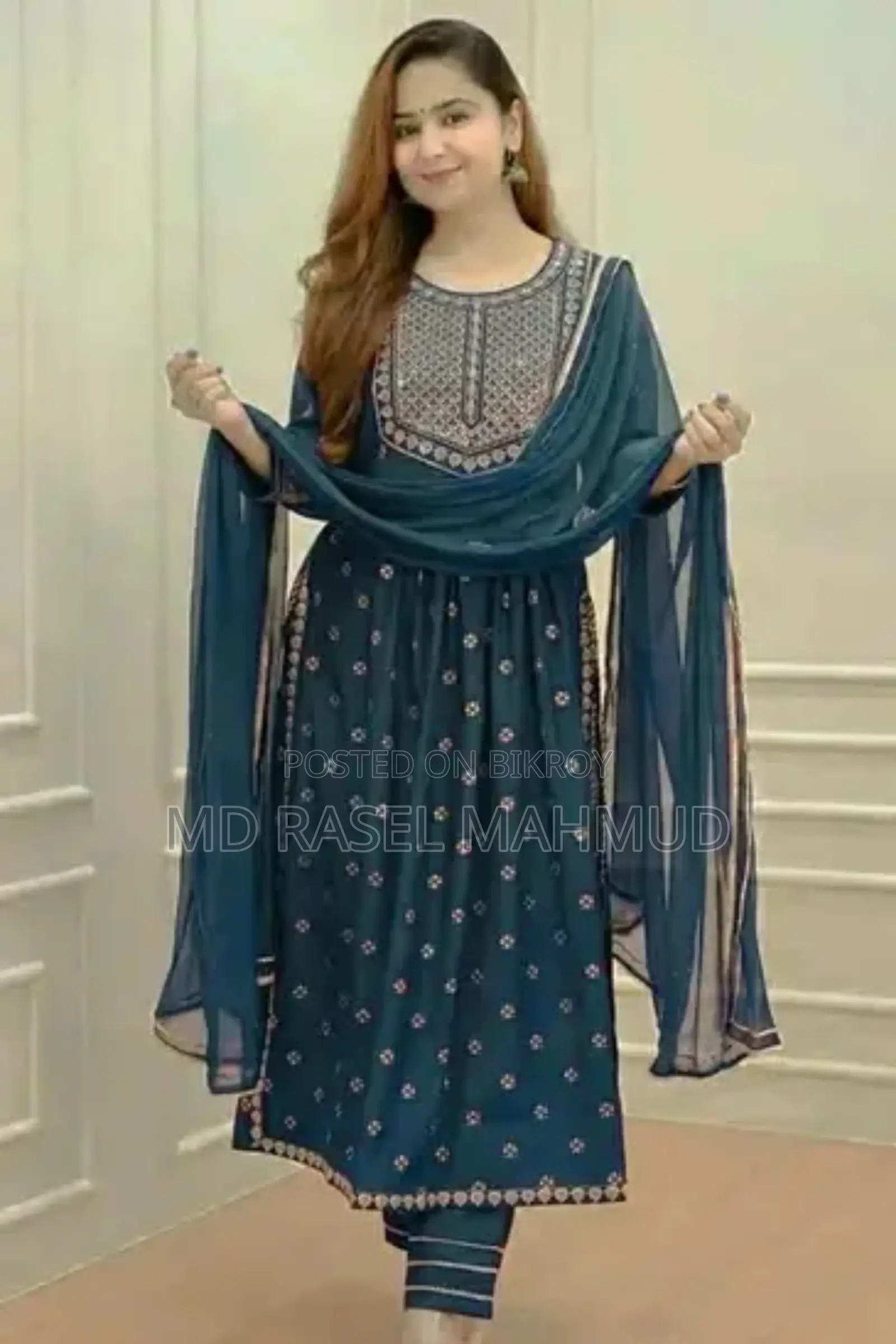 কালো এমব্রয়ডারি করা থ্রি পিস