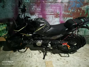 হিরো এক্সট্রিম ১২৫আর ২০২৫ কালো