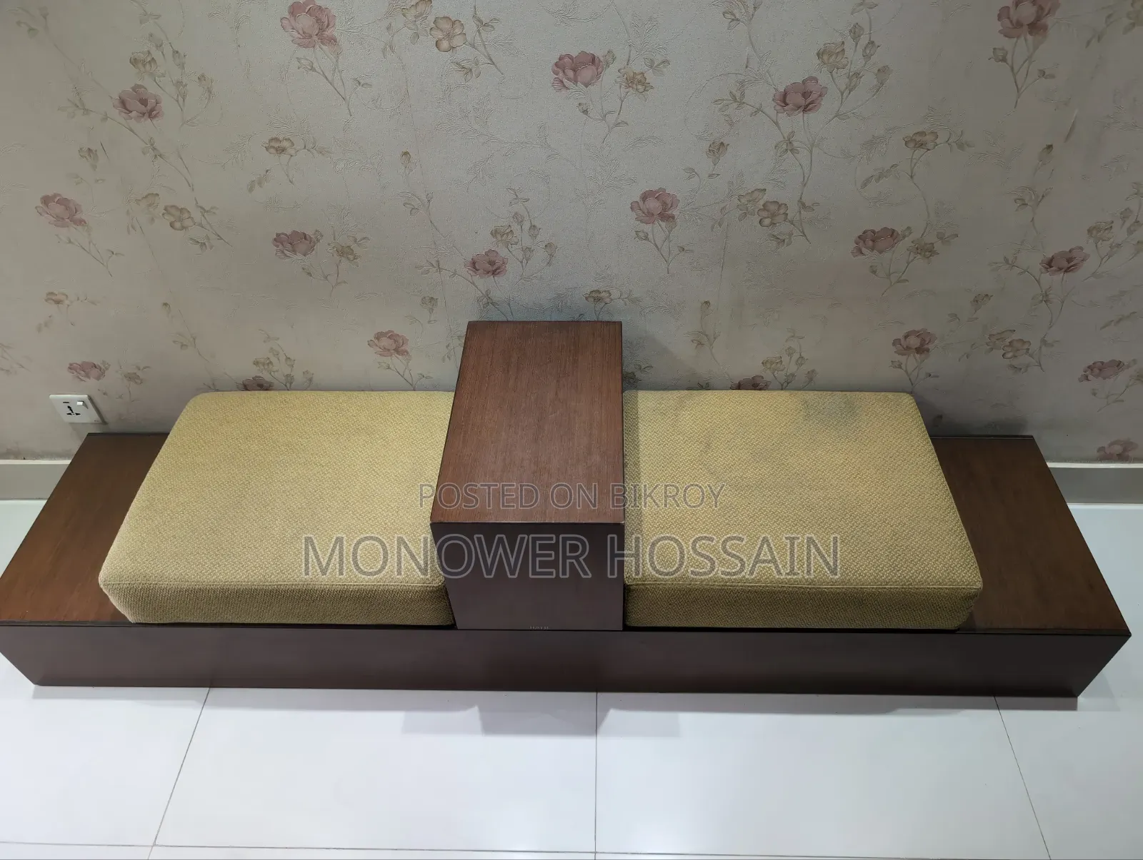 এটি প্রায় নতুন ডিভান