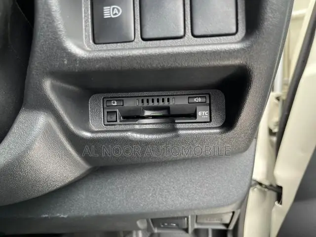 Toyota HiAce 2021 Pearl
