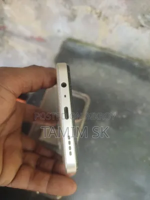 রিয়েলমি ৪ জিবি হোয়াইট