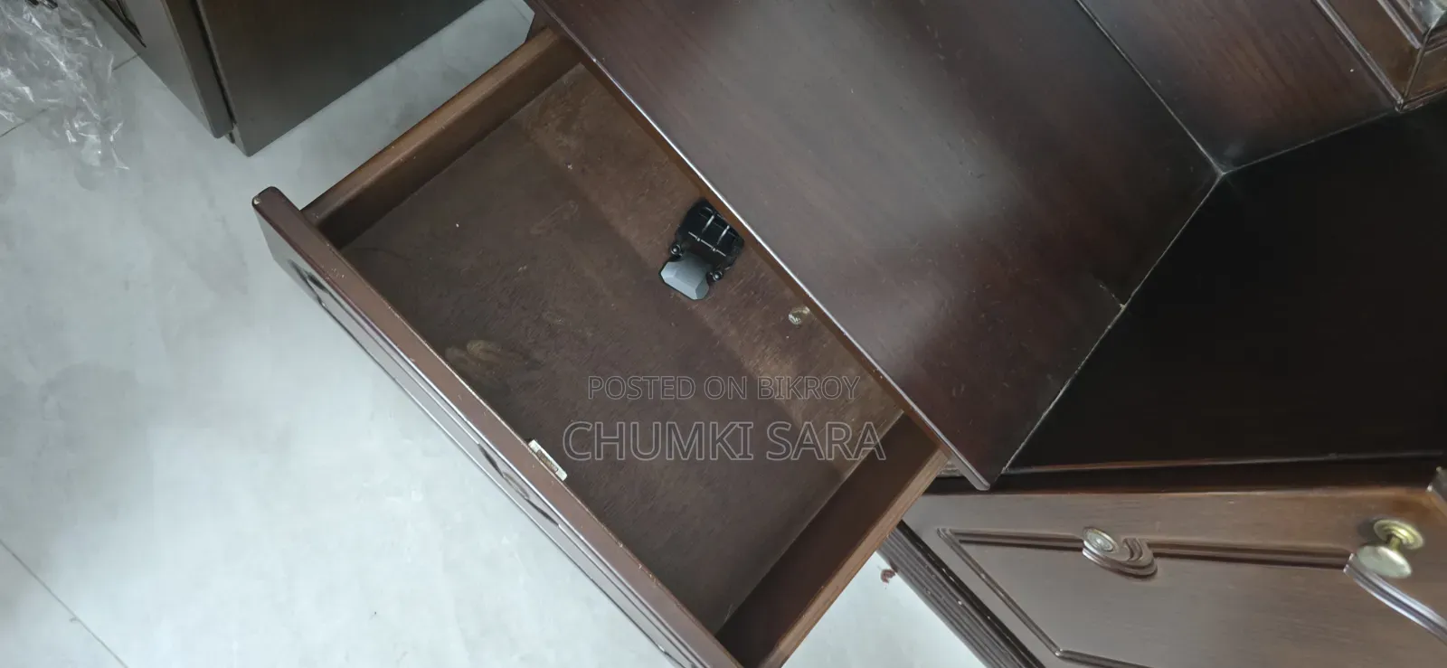 I want to sell a dressing table.