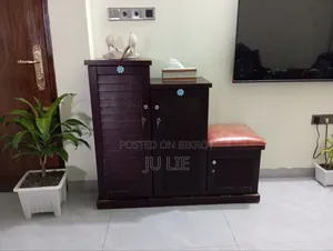 কুশন সিট সহ প্রিমিয়াম কাঠের জুতার র‍্যাক – চমৎকার অবস্থায়