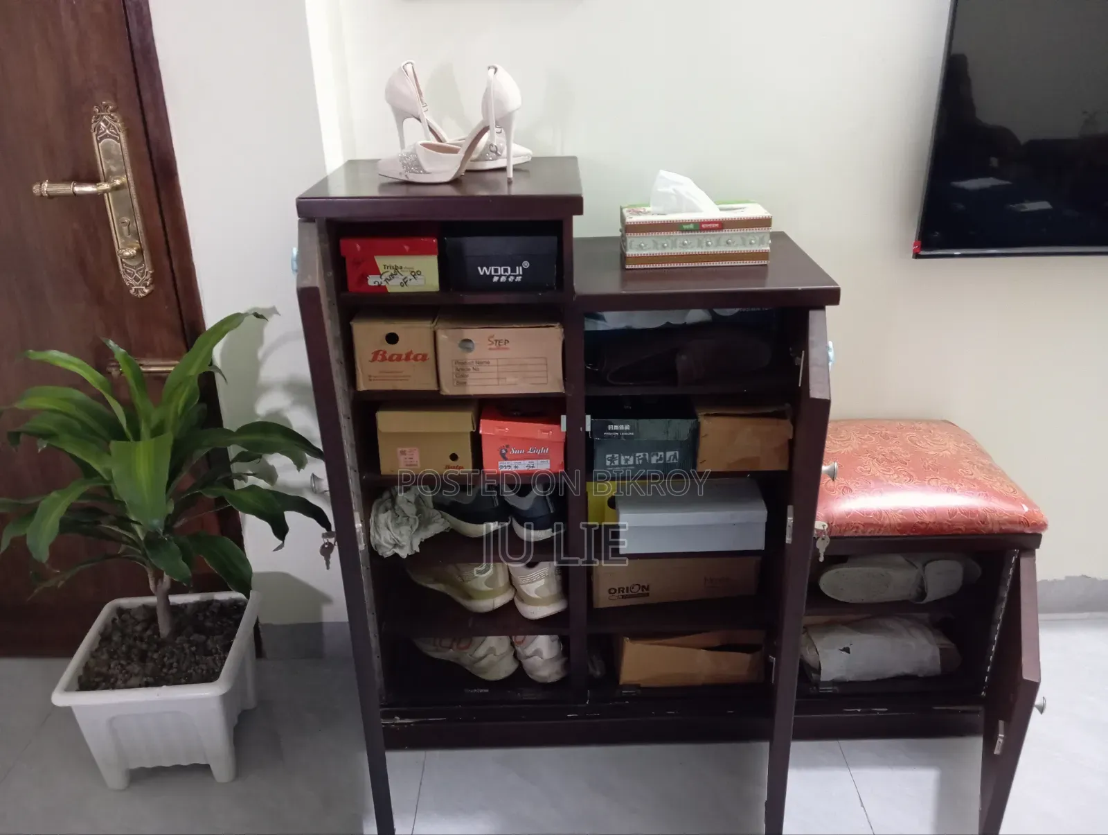 কুশন সিট সহ প্রিমিয়াম কাঠের জুতার র‍্যাক – চমৎকার অবস্থায়