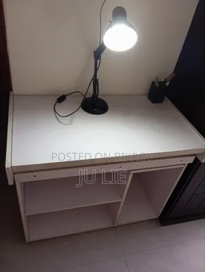 Attractive white computer/study table (used)