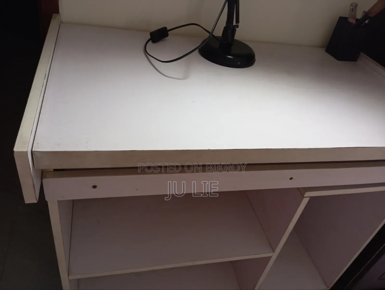 Attractive white computer/study table (used)