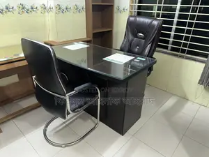 অফিস ডেস্ক এবং চেয়ার