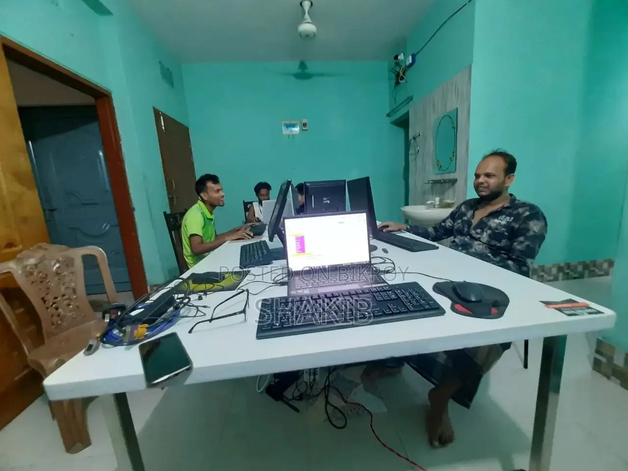 অফিসে টিম নিয়ে কাজের টেবিল বিক্রিয় করা হবে