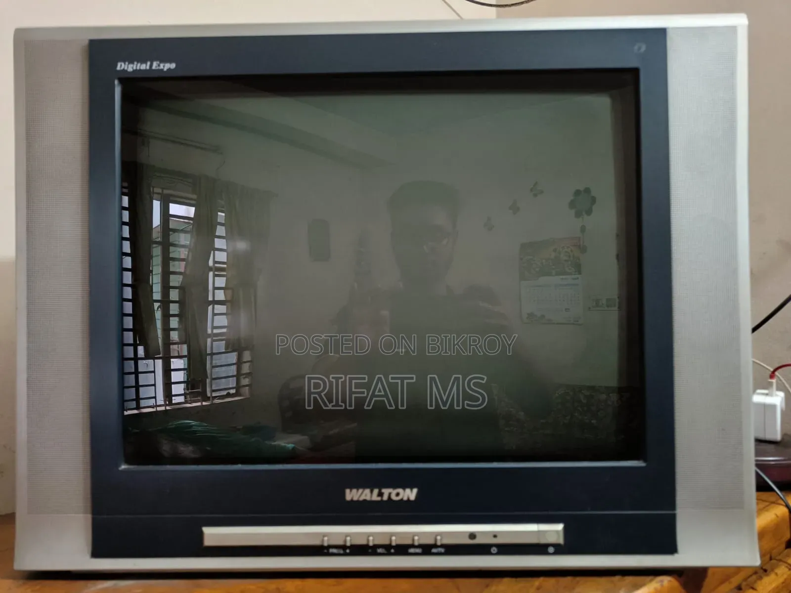 Walton 21'' Box TV