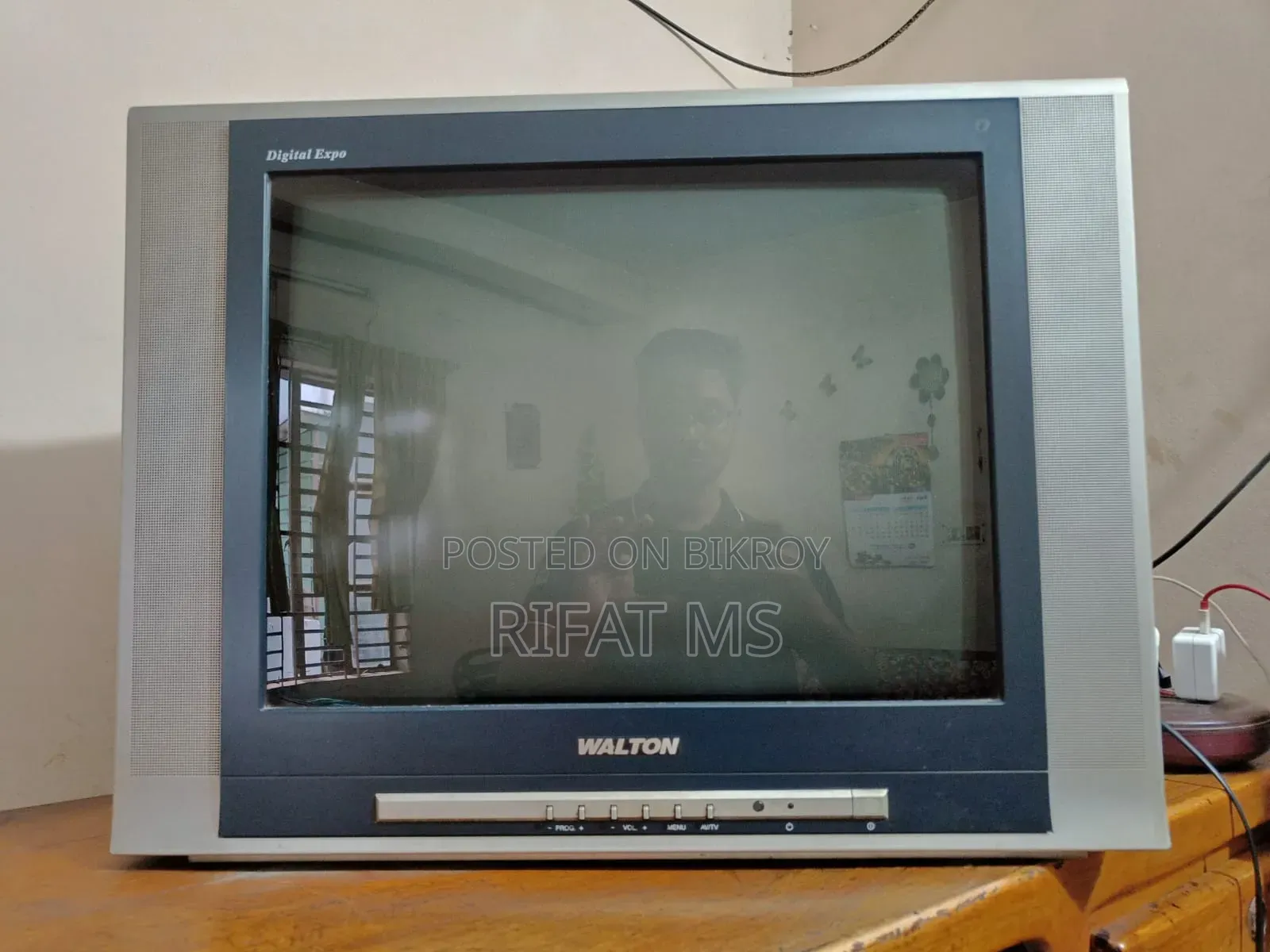 Walton 21'' Box TV