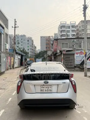 Toyota Prius 4-door Hatchback (1.8L 4-cylinder gas/electric hybrid CVT) 2016