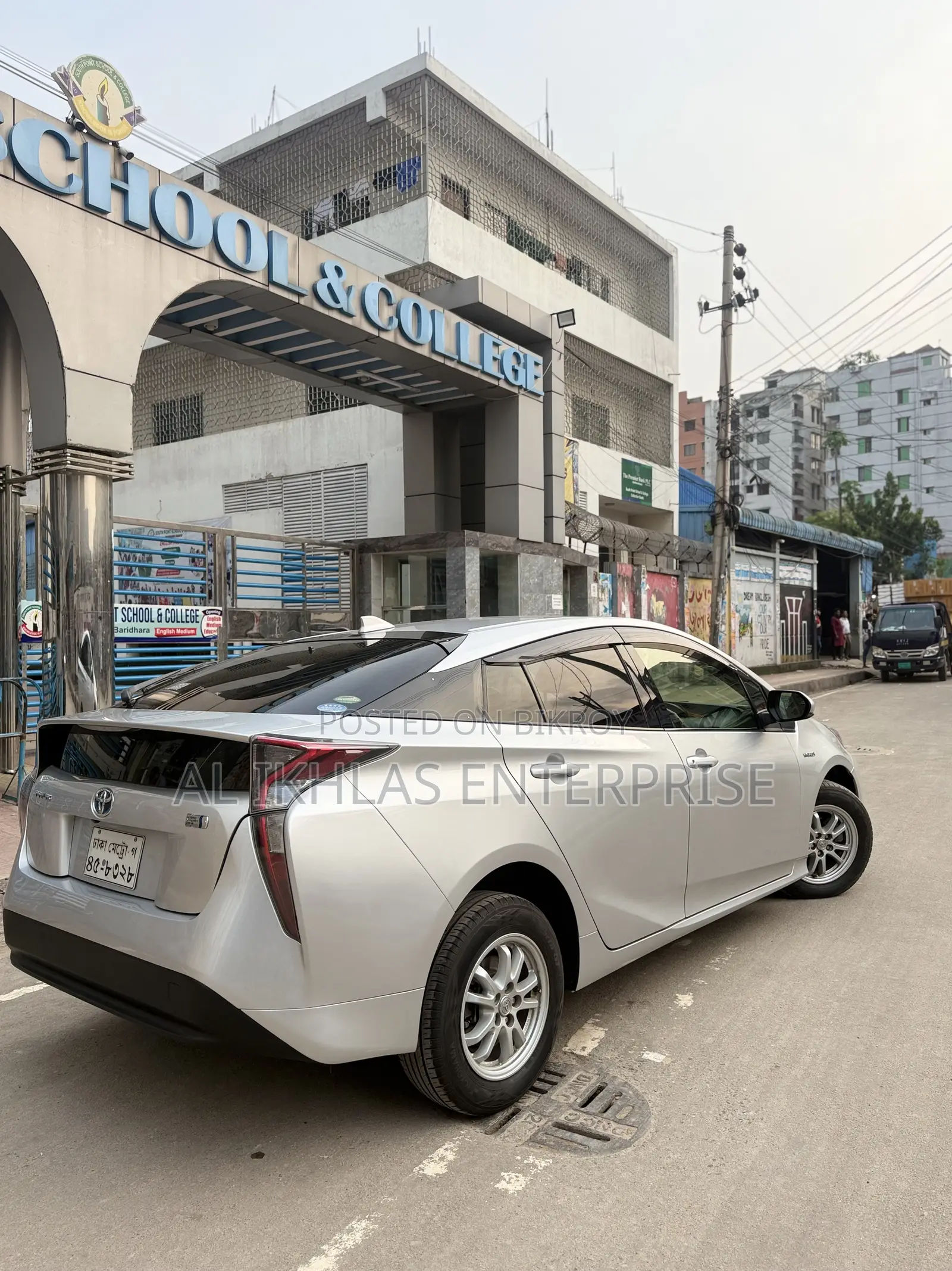 Toyota Prius 4-door Hatchback (1.8L 4-cylinder gas/electric hybrid CVT) 2016