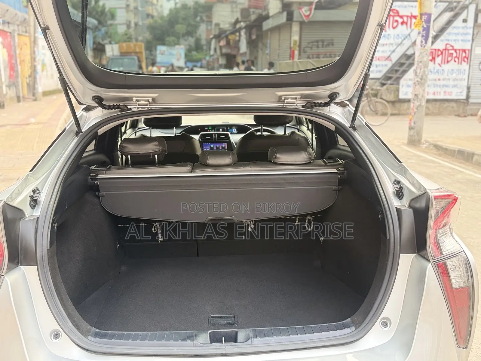 Toyota Prius 4-door Hatchback (1.8L 4-cylinder gas/electric hybrid CVT) 2016