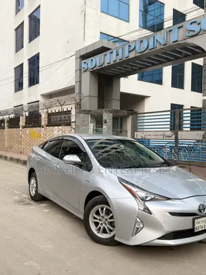 Toyota Prius 4-door Hatchback (1.8L 4-cylinder gas/electric hybrid CVT) 2016