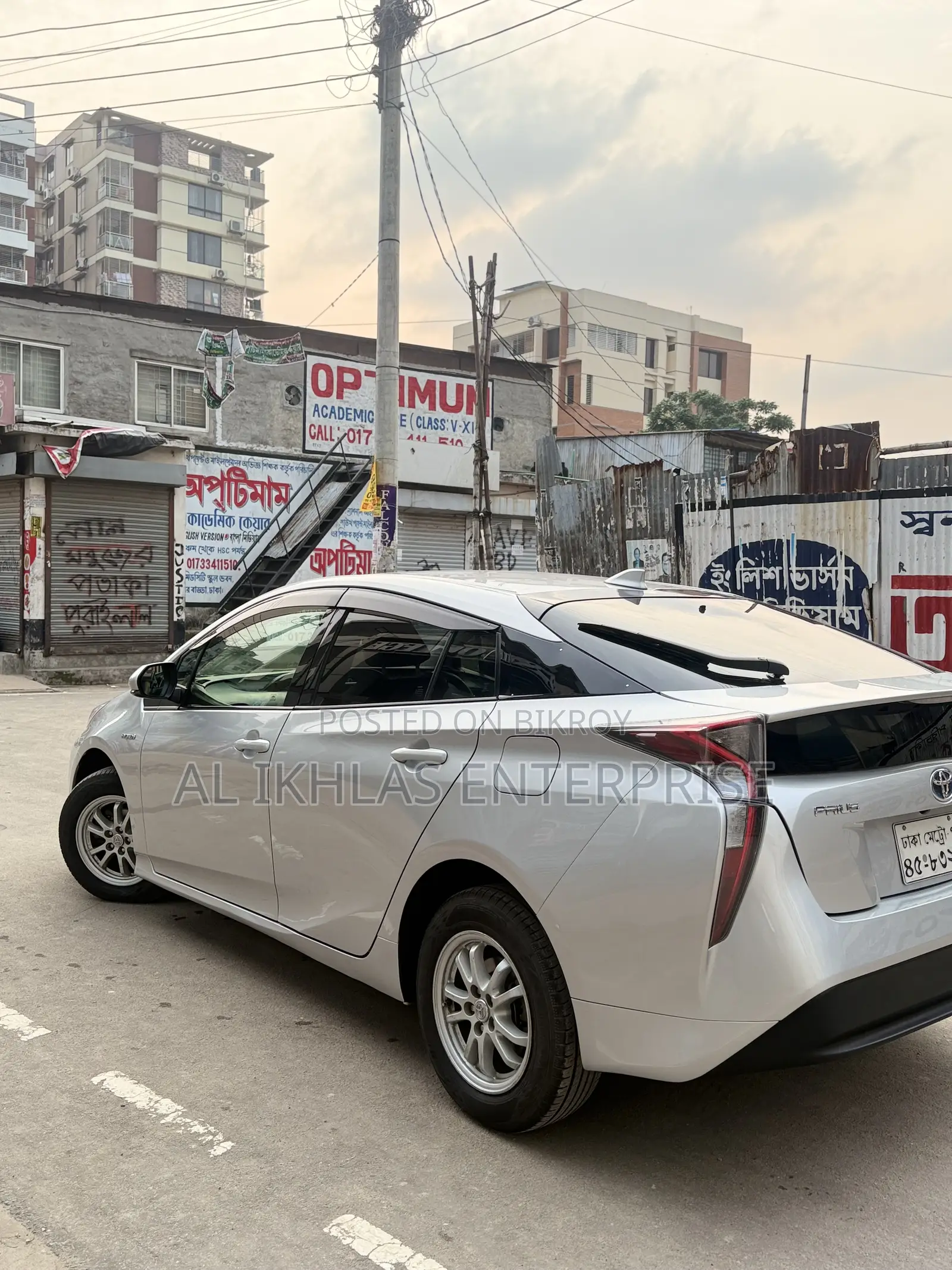 Toyota Prius 4-door Hatchback (1.8L 4-cylinder gas/electric hybrid CVT) 2016
