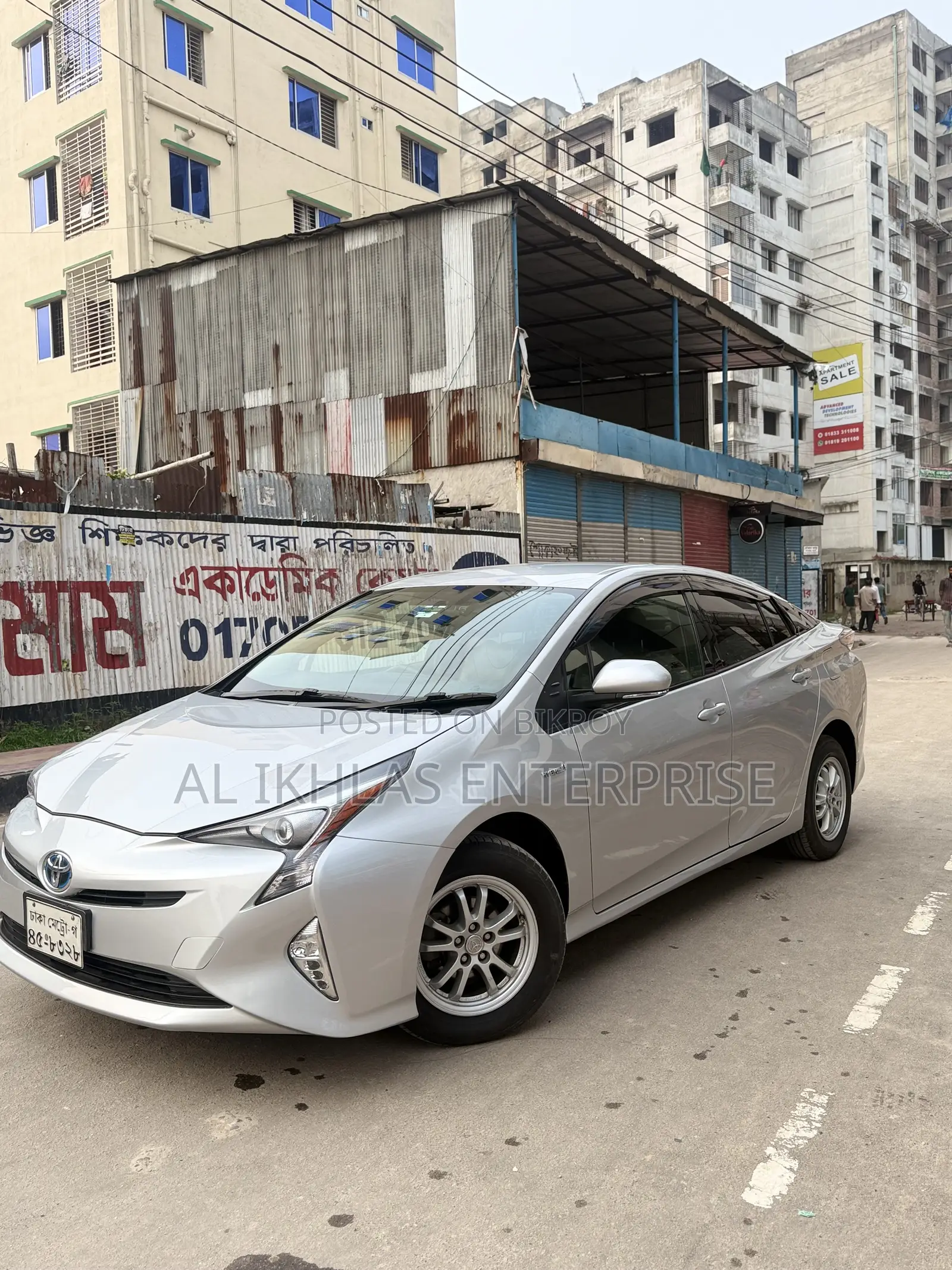 Toyota Prius 4-door Hatchback (1.8L 4-cylinder gas/electric hybrid CVT) 2016