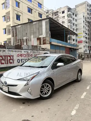 Toyota Prius 4-door Hatchback (1.8L 4-cylinder gas/electric hybrid CVT) 2016