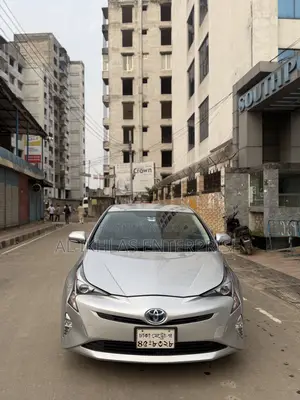 Toyota Prius 4-door Hatchback (1.8L 4-cylinder gas/electric hybrid CVT) 2016