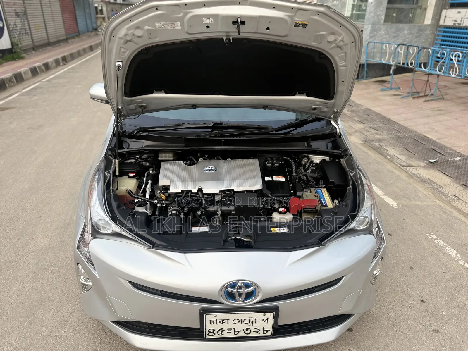 Toyota Prius 4-door Hatchback (1.8L 4-cylinder gas/electric hybrid CVT) 2016