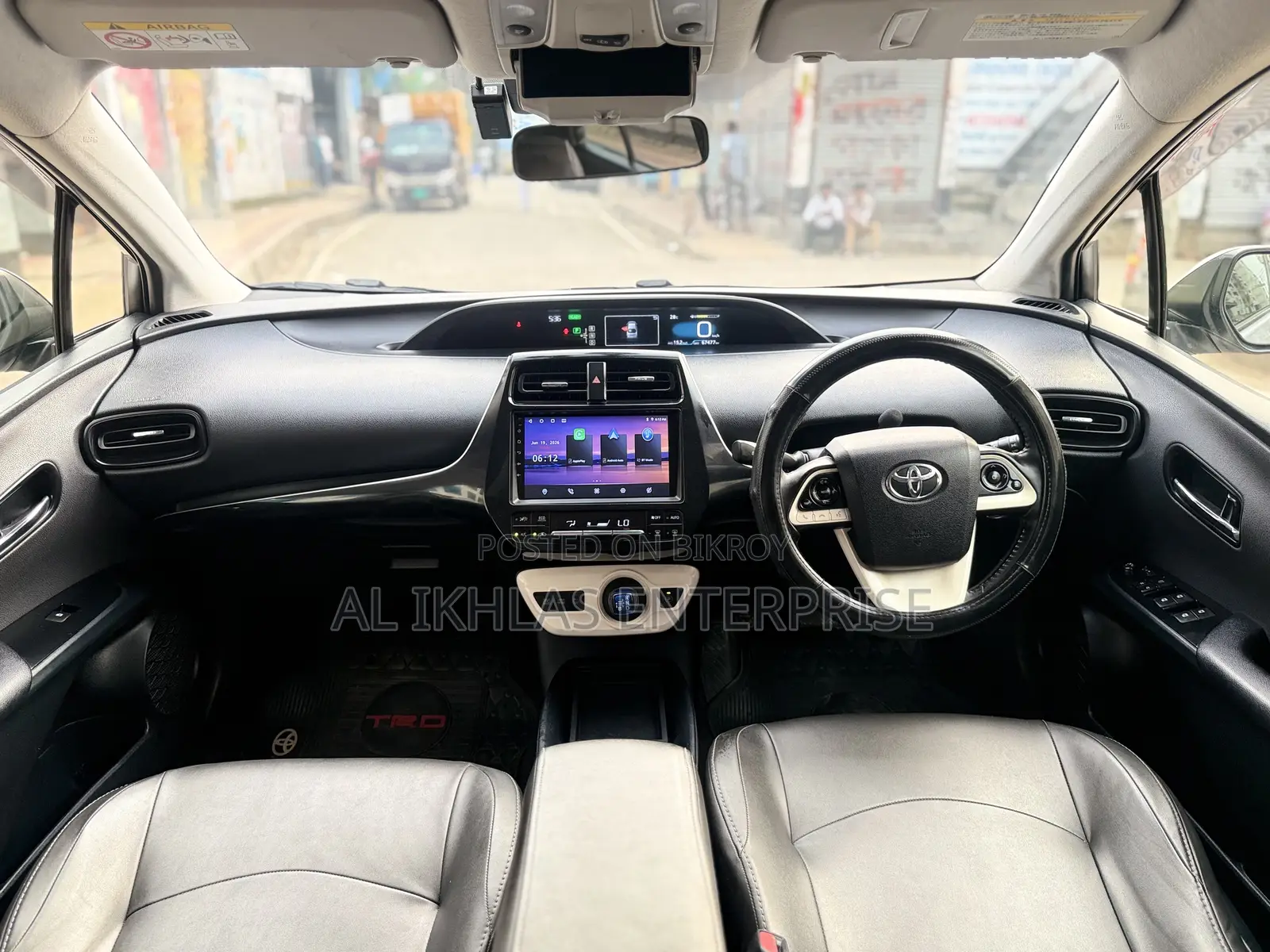 Toyota Prius 4-door Hatchback (1.8L 4-cylinder gas/electric hybrid CVT) 2016
