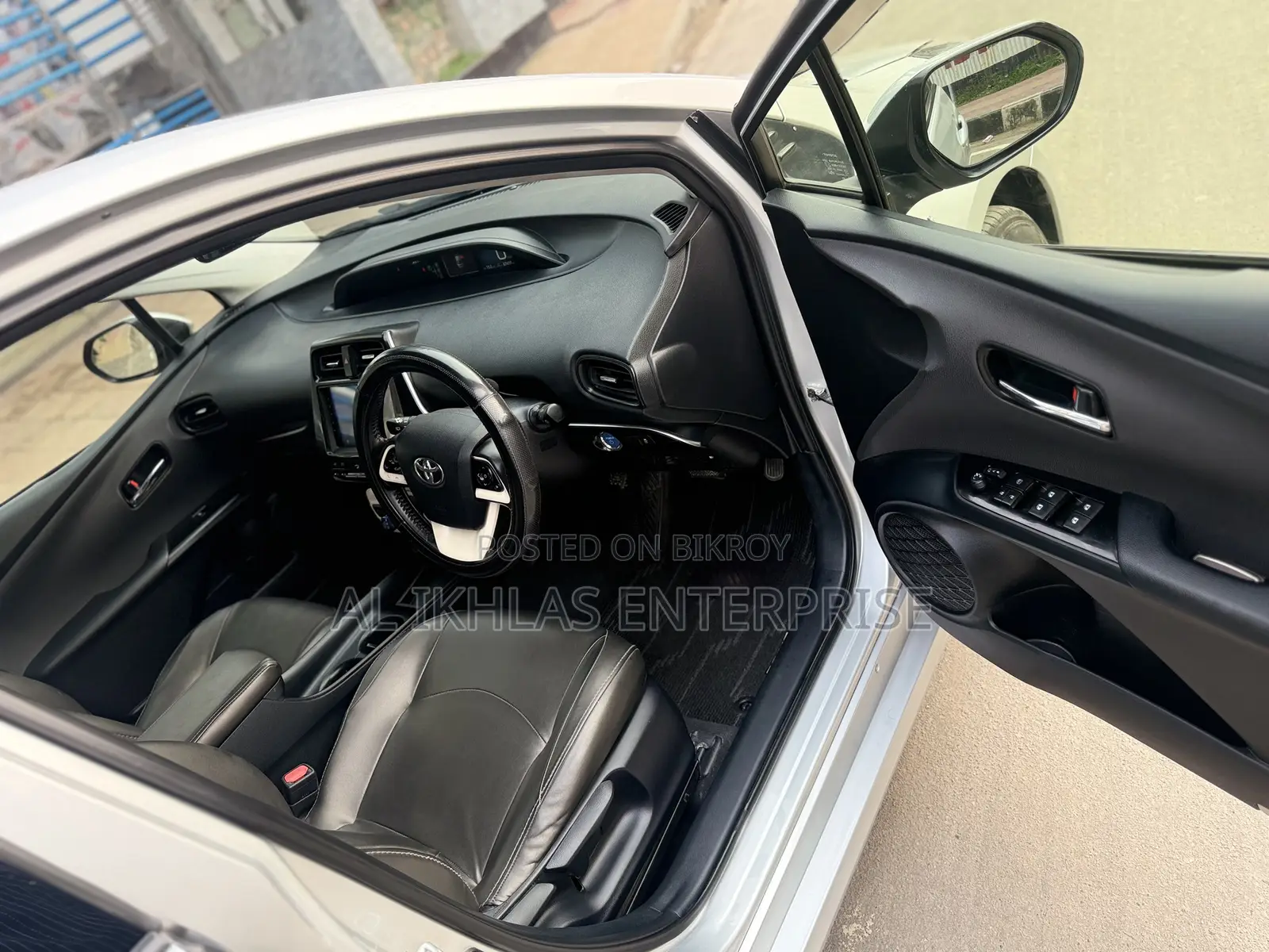 Toyota Prius 4-door Hatchback (1.8L 4-cylinder gas/electric hybrid CVT) 2016