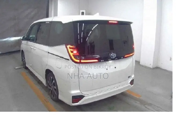 Toyota Noah 2023 Pearl