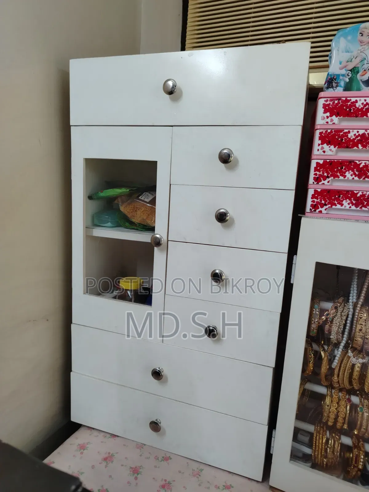 Cosmetic Mini Wardrobe