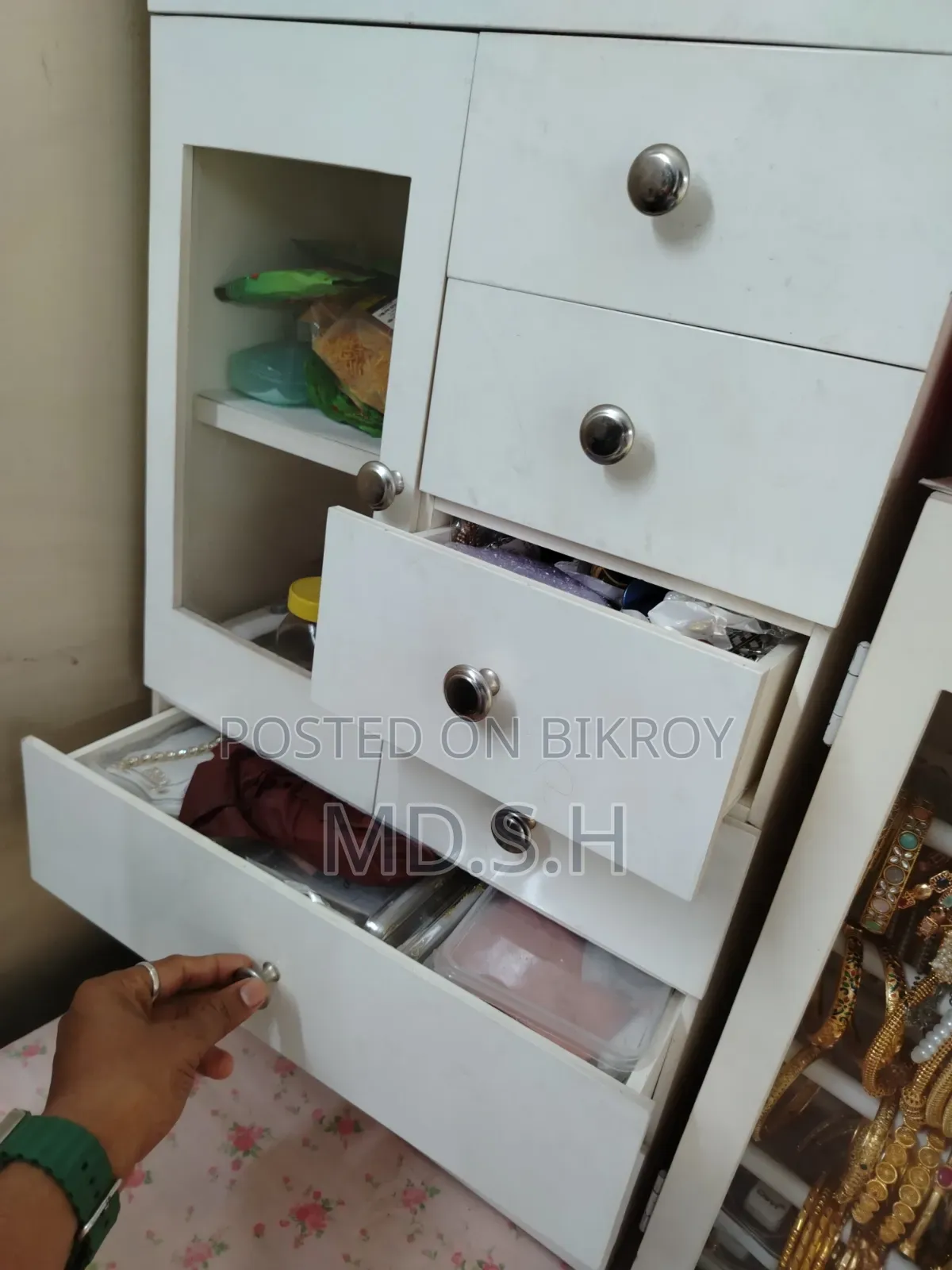 Cosmetic Mini Wardrobe