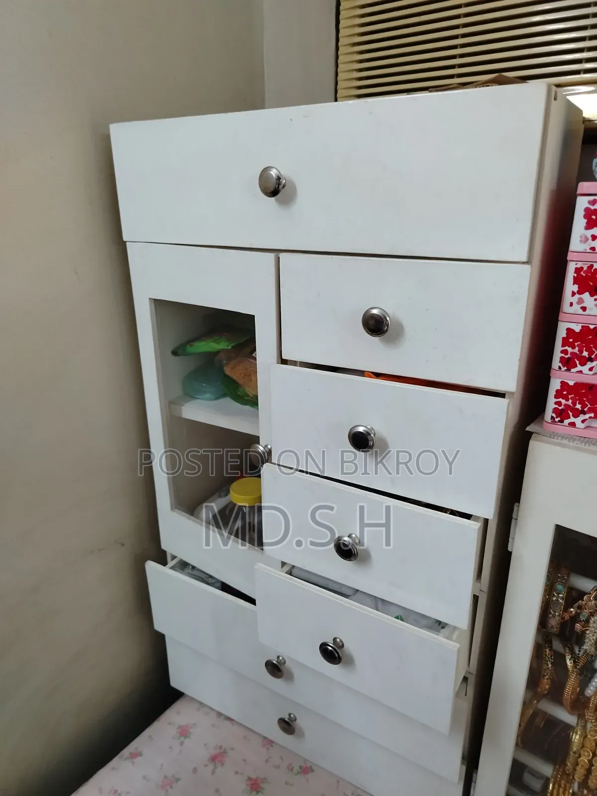 Cosmetic Mini Wardrobe