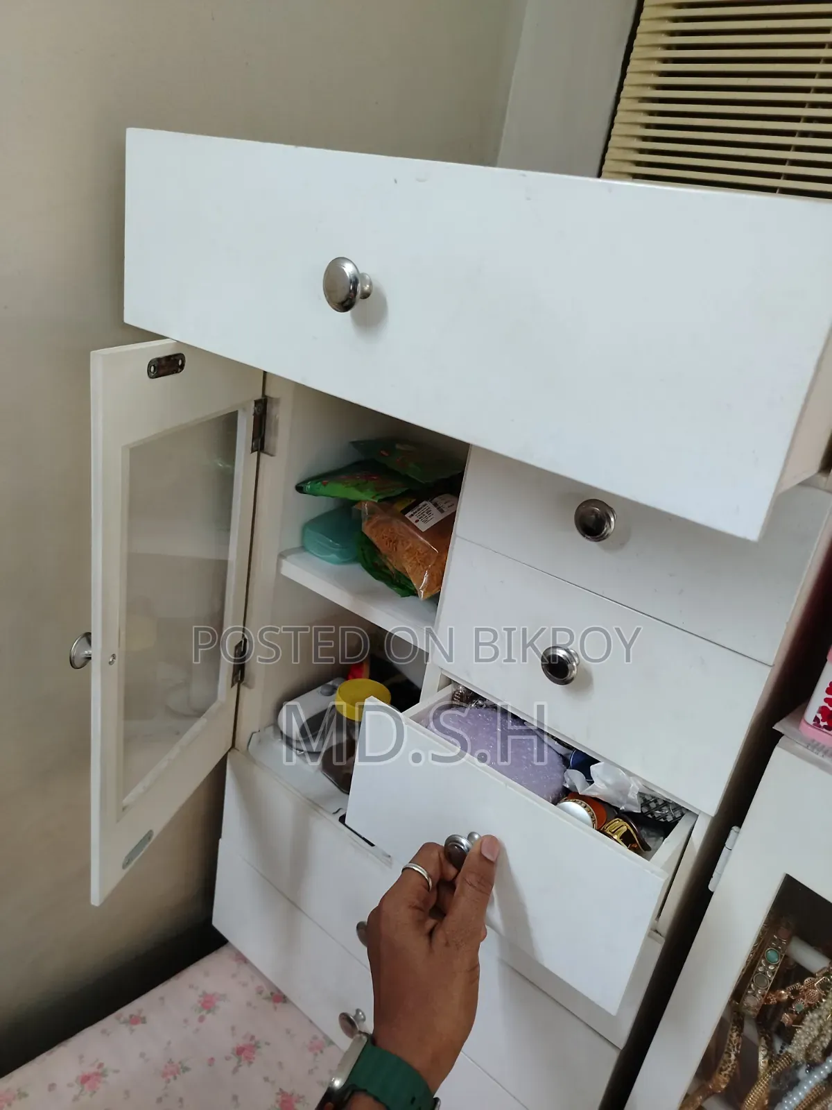 Cosmetic Mini Wardrobe