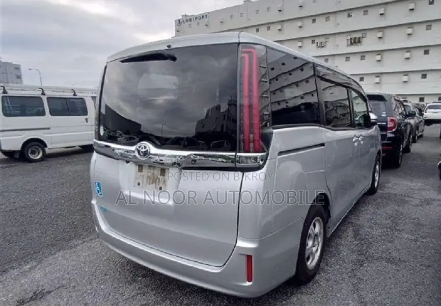 Toyota Noah 2021 Silver