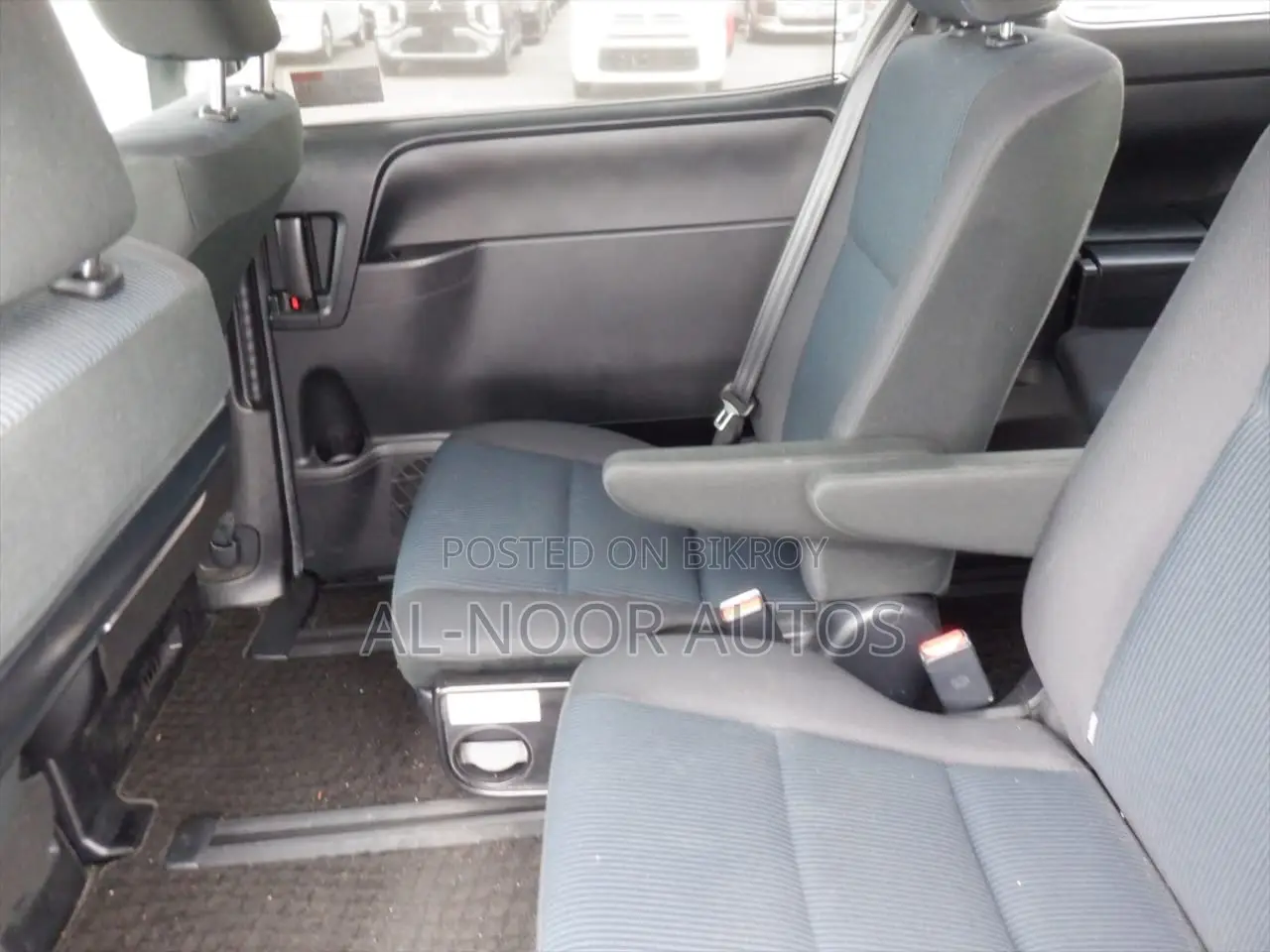 Toyota Noah 2021 Silver