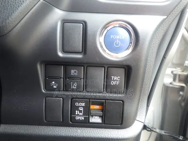 Toyota Noah 2021 Silver