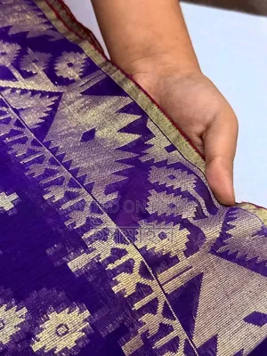 রঙ: আকর্ষণীয় গাঢ় বেগুনি (Royal Purple)।