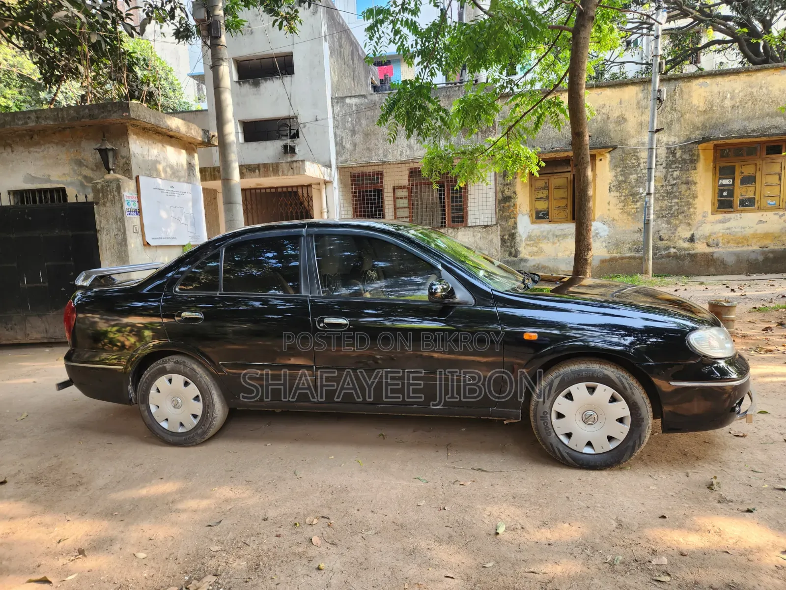 নিসান সানি ২০০৬ কালো