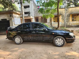 নিসান সানি ২০০৬ কালো